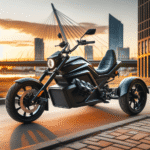 Moderne trike motorsykkel med elektrisk drivlinje, parkert utendørs i et urbant miljø, solnedgang i bakgrunnen.